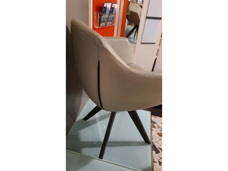 Poltrona modello Delia crema caffè Ozzio ad un prezzo vantaggioso