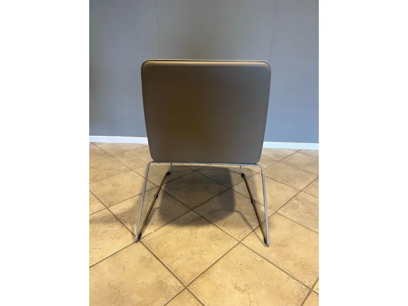 Poltroncina Lovely Colico in Pelle, ideale per l'architetto. Prezzo Outlet.