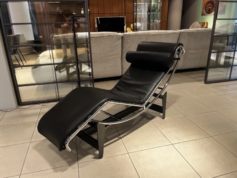 Poltrona relax Cassina in pelle. Movimento regolabile. Sconto forte! Lunghezza max 75 cm.