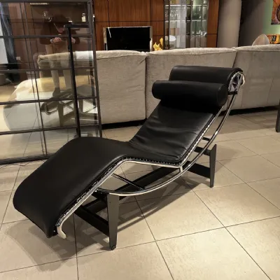 Poltrona relax Cassina in pelle. Movimento regolabile. Sconto forte! Lunghezza max 75 cm.