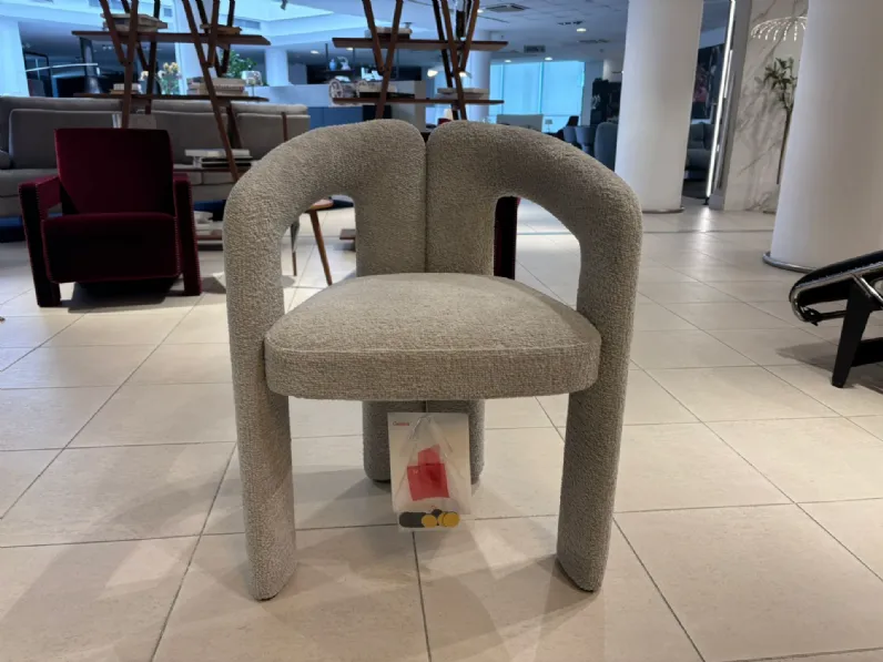 Poltrona con seduta fissa Dudet 562 Cassina a prezzo scontato 