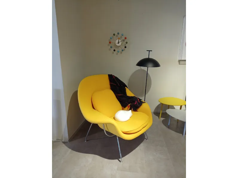 Poltrona con seduta fissa Womb Knoll a prezzo scontato