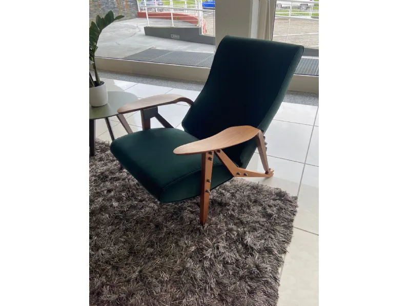 Poltrona Gilda Zanotta: progettata da interni, in tessuto scontato.