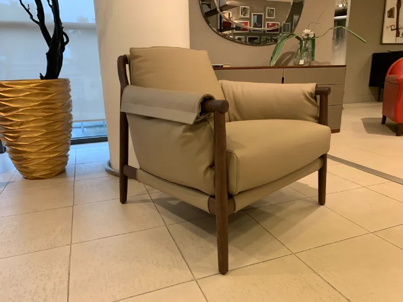 Poltrona con seduta fissa Times lounge Poltrona frau in Offerta Outlet 