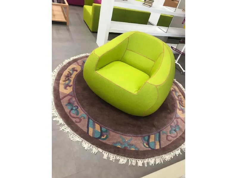 Scopri l'elegante poltrona Halifax: stile design, in offerta Outlet. Una scelta di classe per il tuo arredatore interni.