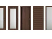 Porta battente moderna a venatura orizzontale in offerta