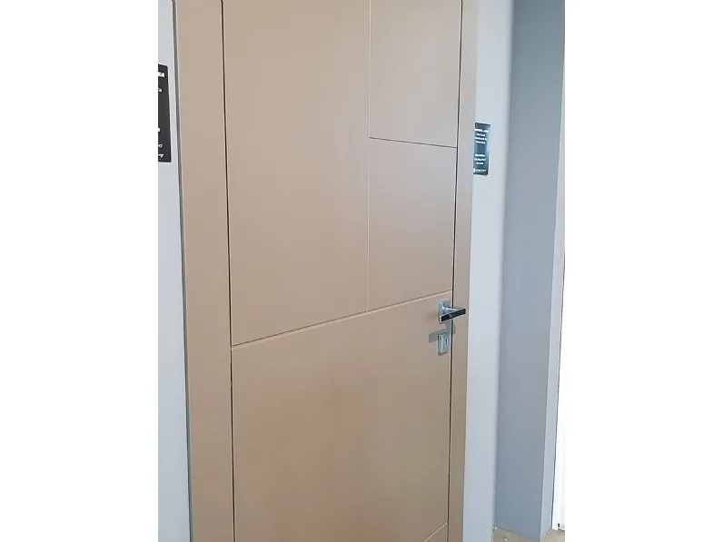Porta liscia  a prezzo ribassato in laccato 