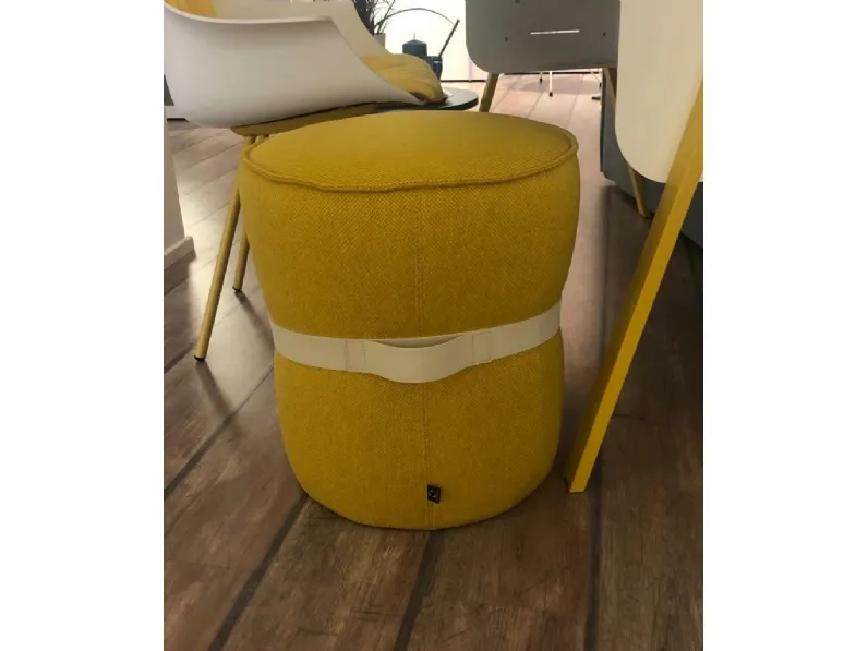 Pouf modello Pof giallo Calligaris con forte sconto 