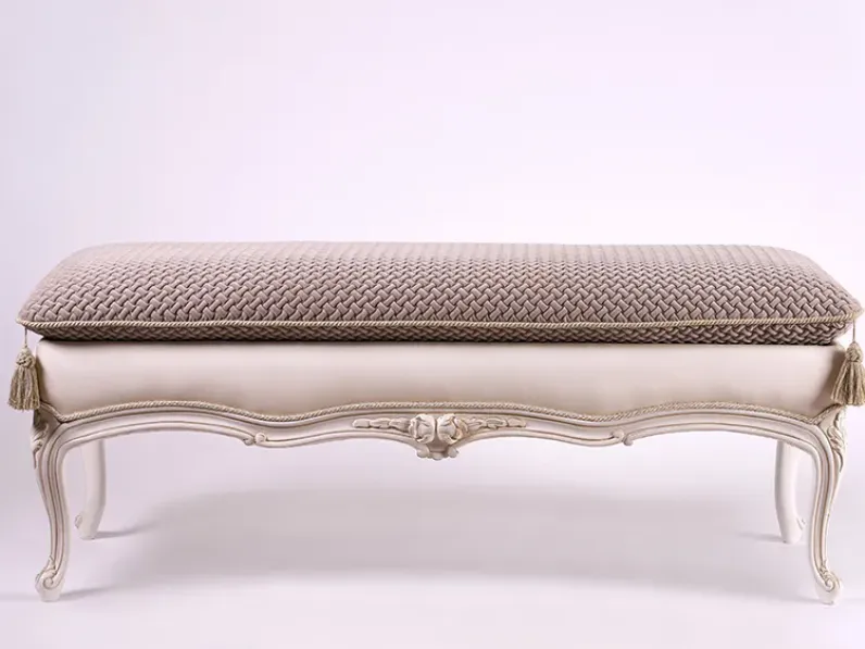 Scopri il pouf Savio Firmino, un classico modello artigianale di panchetta in offerta outlet!