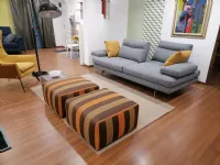 Scopri il Pouf moderno Biba Salotti a prezzi outlet! Una soluzione di arredamento pratica ed elegante per il tuo salotto.