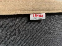 Pouf in tessuto Cubo a marchio Dema a prezzo ribassato