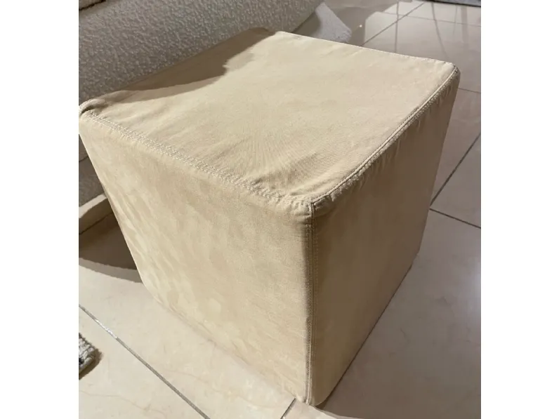 Pouf in tessuto Cubo a marchio Dema a prezzo ribassato