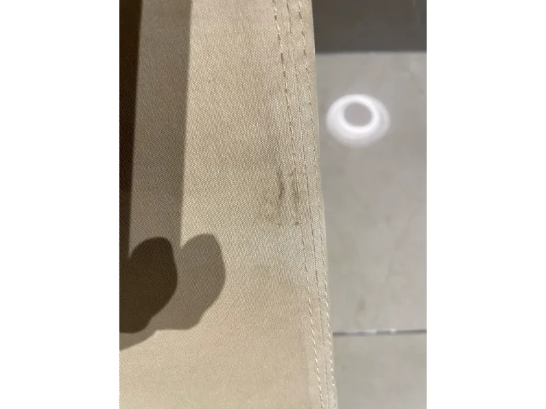 Pouf in tessuto Cubo a marchio Dema a prezzo ribassato