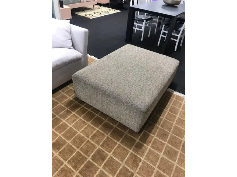 Scopri il Pouf Ambrogio Halifax: moderno e in Offerta Outlet! Una soluzione pratica ed elegante per arredare con stile.