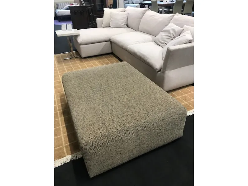 Scopri il Pouf Ambrogio Halifax: moderno e in Offerta Outlet! Una soluzione pratica ed elegante per arredare con stile.