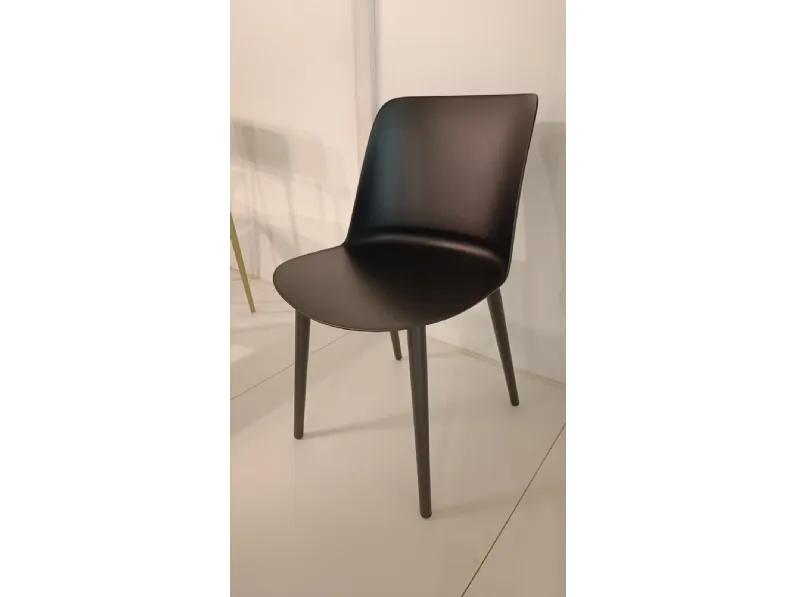 Scopri la sedia senza braccioli Be 4 Segis in offerta outlet. Un pezzo di design moderno per arredare la tua casa.