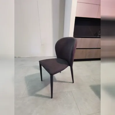 Sedia Brenda da soggiorno realizzata in tessuto scontata del 30%