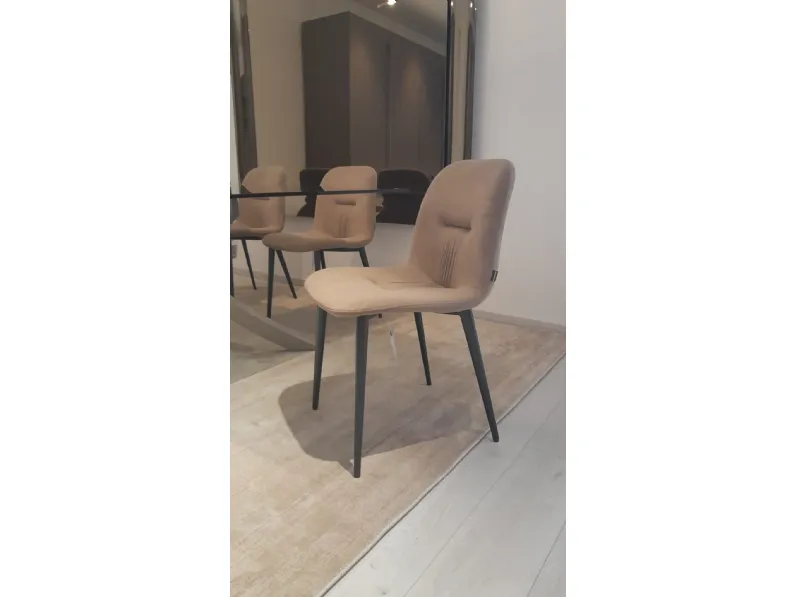 1. Design moderno ed elegante.
2. Costruzione robusta e resistente.
3. Prezzi Outlet.
4. Facile da pulire.
5. Comoda e confortevole.