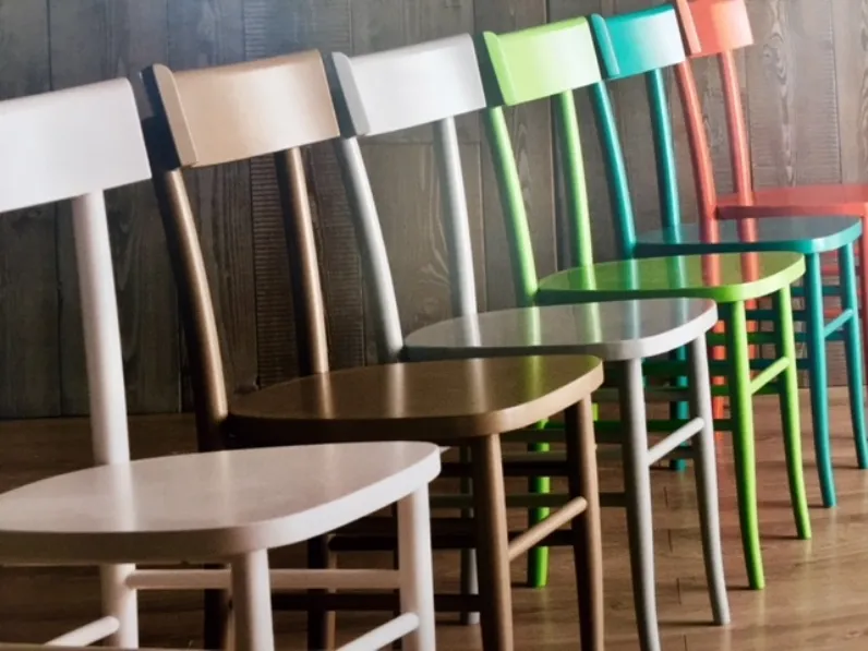 Sedie design colorate per interni di carattere
