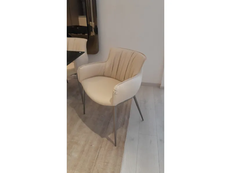 1. Design moderno ed elegante. 
2. Costruzione robusta e resistente. 
3. Prezzo scontato. 
4. Comoda e confortevole. 
5. Facile da pulire.