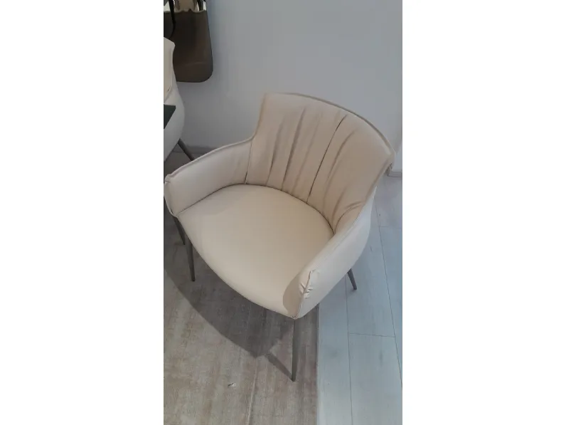 1. Design moderno ed elegante. 
2. Costruzione robusta e resistente. 
3. Prezzo scontato. 
4. Comoda e confortevole. 
5. Facile da pulire.