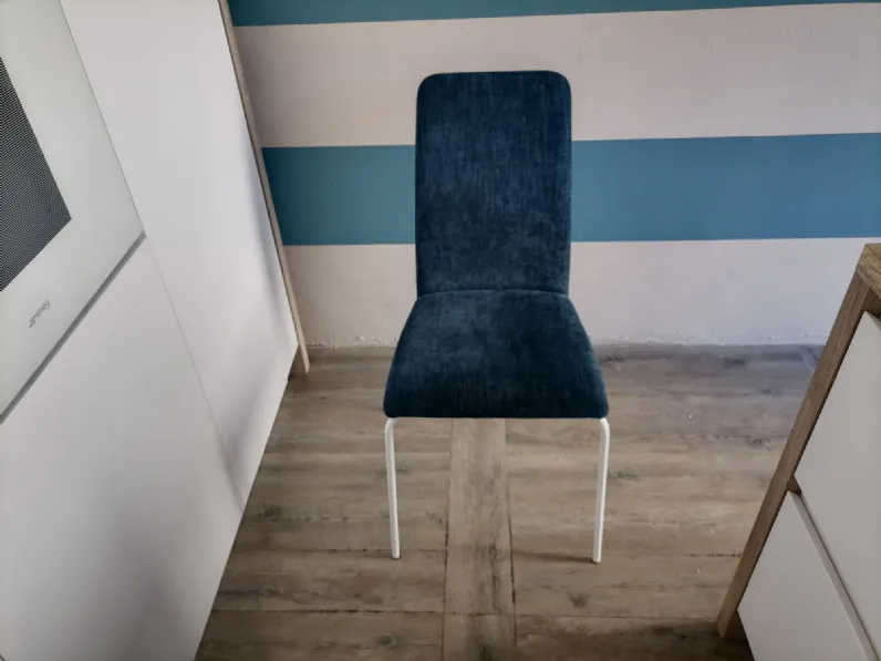 Alice Sedit: sedia con schienale alto a prezzo scontato! Ottima per arredare interni.