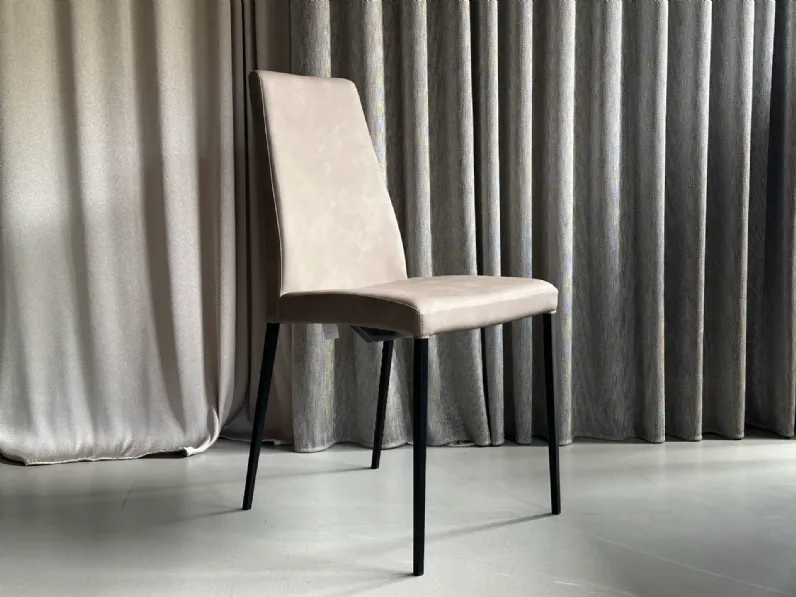Sedia da soggiorno realizzata in tessuto Aida soft di Calligaris 