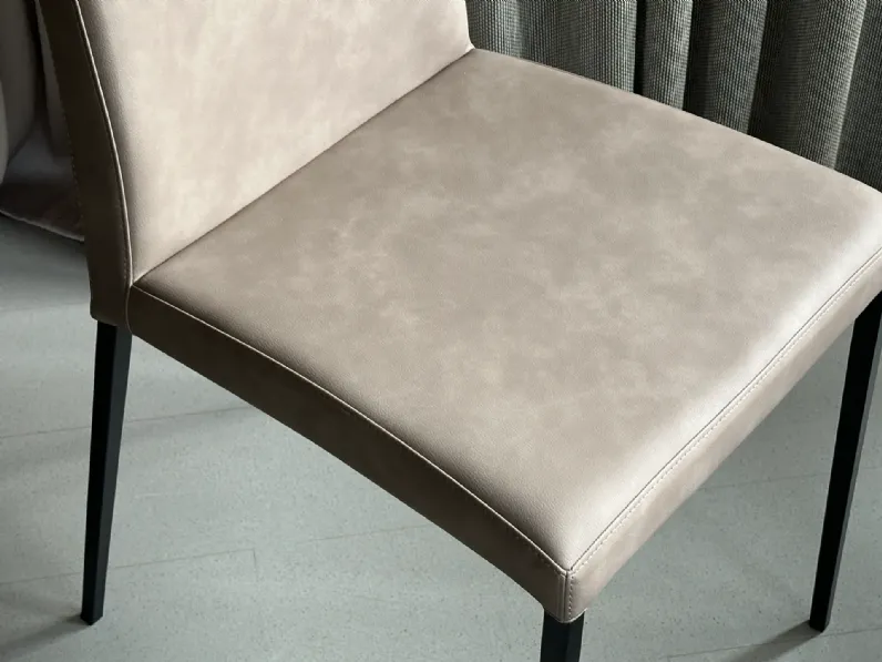 Sedia da soggiorno realizzata in tessuto Aida soft di Calligaris 