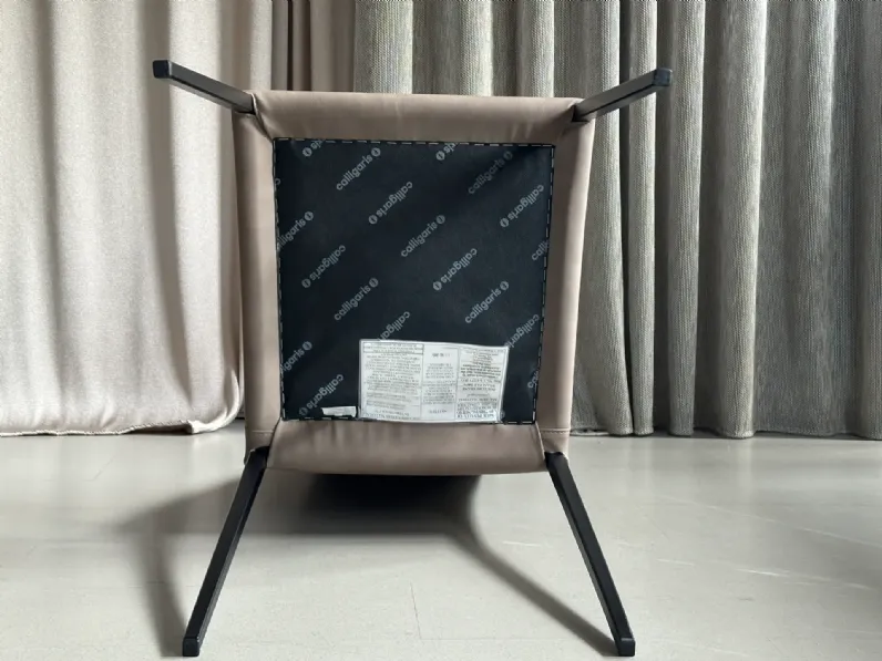 Sedia da soggiorno realizzata in tessuto Aida soft di Calligaris 