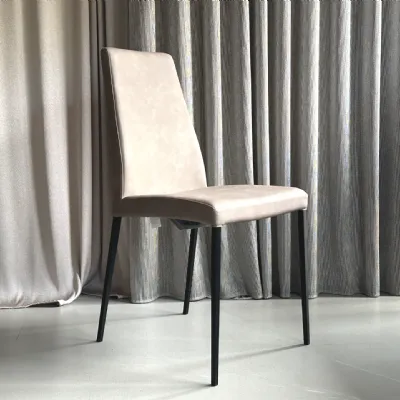 Sedia da soggiorno realizzata in tessuto Aida soft di Calligaris 