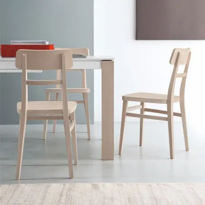 Sedia Connubia modello Milano. Sedia con struttura e sedile in legno di faggio disponibile in varie finiture.