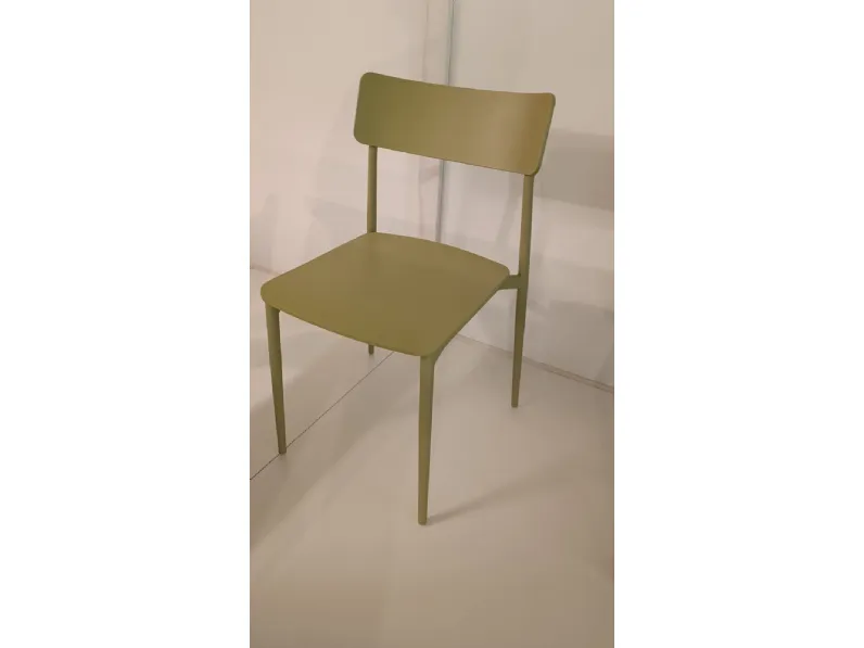 Scopri la sedia Cult Segis a prezzo scontato: design moderno ed ergonomico per un comfort assoluto.