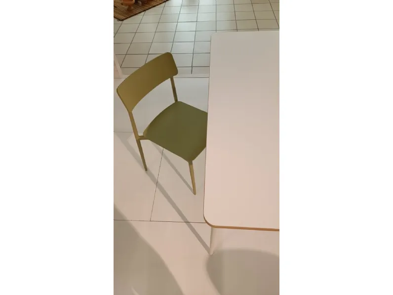 Scopri la sedia Cult Segis a prezzo scontato: design moderno ed ergonomico per un comfort assoluto.
