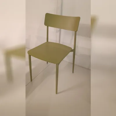 Scopri la sedia Cult Segis a prezzo scontato: design moderno ed ergonomico per un comfort assoluto.