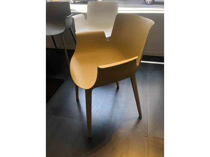 Scopri la sedia Piuma Kartell a prezzi scontati! Approfitta dell'Outlet per arredare la casa con stile.