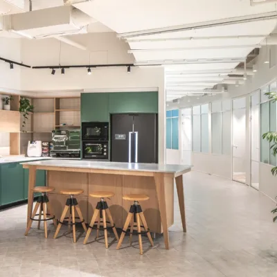 Sgabello con base centrale Arki-stool Pedrali a prezzi convenienti