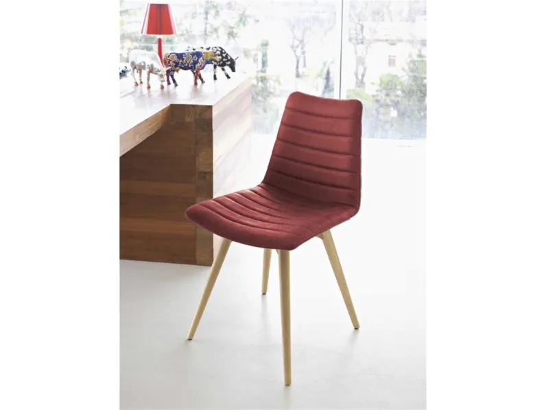 Offriamo la sedia Midj con uno sconto vantaggioso! Rivestimento in tessuto per comfort e stile. Non perdere l'occasione!