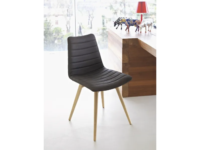 Offriamo la sedia Midj con uno sconto vantaggioso! Rivestimento in tessuto per comfort e stile. Non perdere l'occasione!