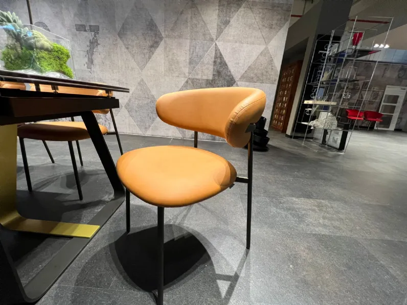 Sedia da soggiorno realizzata in pelle Oleandro di Calligaris 