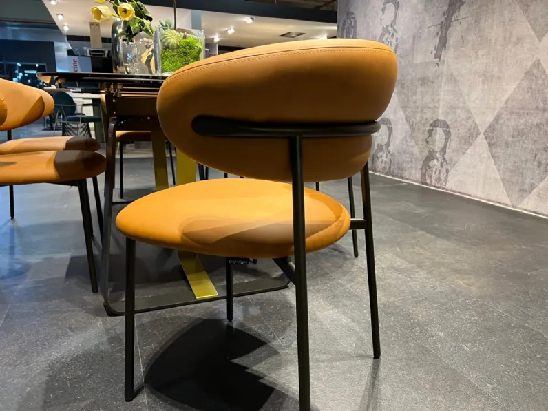 Sedia da soggiorno realizzata in pelle Oleandro di Calligaris 