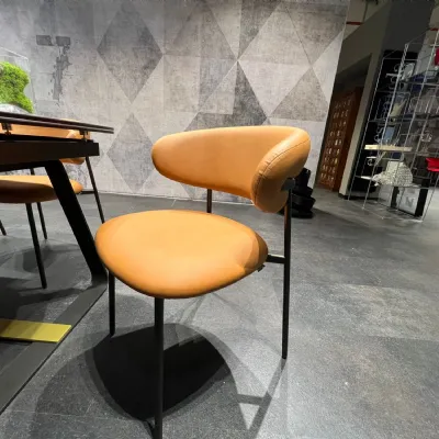 Sedia da soggiorno realizzata in pelle Oleandro di Calligaris 