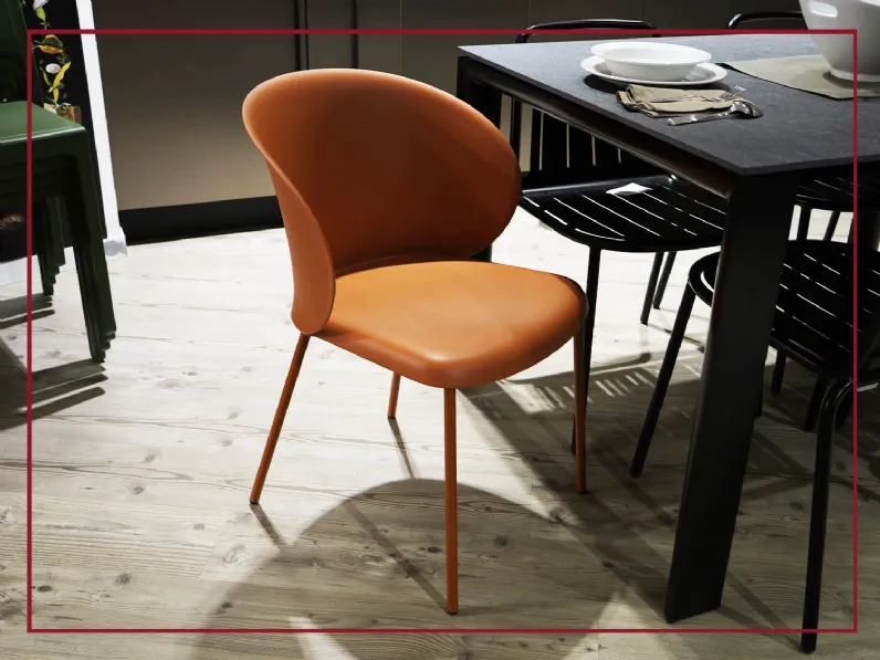 Sedia Tuka di Connubia: design moderno, prezzo vantaggioso.