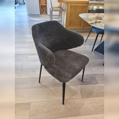 Sedia Artemisia da soggiorno realizzata in tessuto scontata del 50%