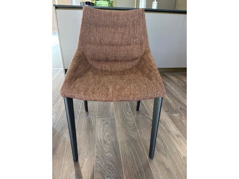 Sedia modello Outline a marchio Molteni & c scontata del 35%