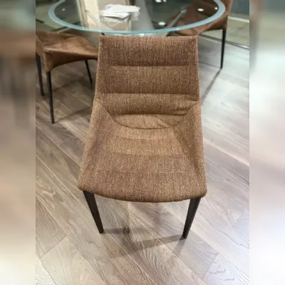 Sedia Outline da soggiorno realizzata in tessuto scontata del 35%