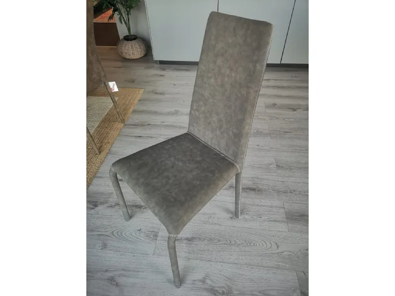 Sedia Dora da soggiorno realizzata in ecopelle scontata del 50%