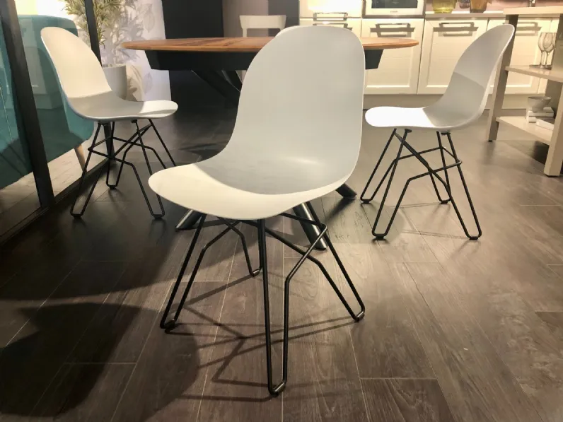 Sedia da soggiorno realizzata in metallo Academy di Calligaris 