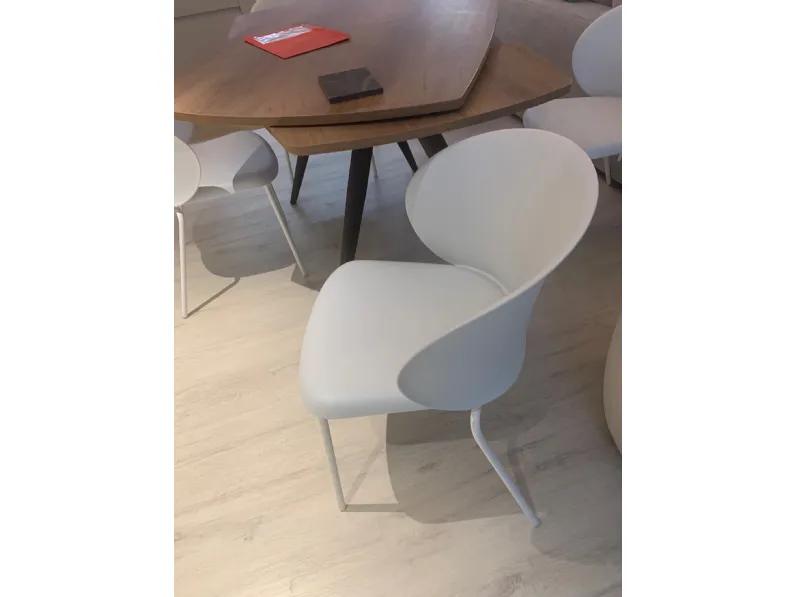 Sedia modello Tuka di Connubia: richiedi ora il prezzo 