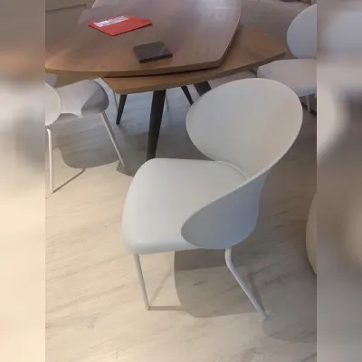 Sedia modello Tuka di Connubia: richiedi ora il prezzo 