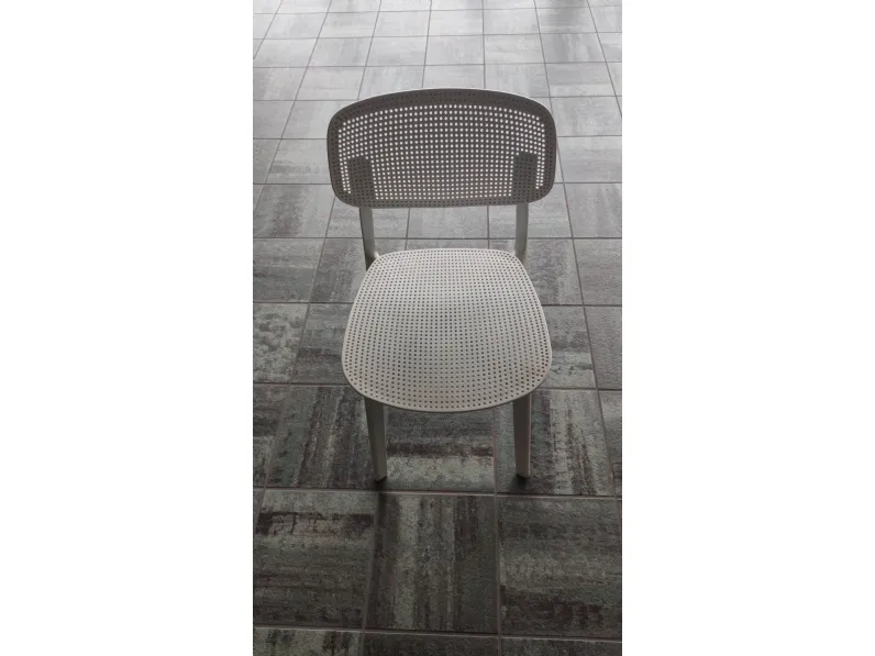 Scopri la Sedia Colander di Kristalia a prezzo Outlet! Impilabile, resistente e di design. Ordinala ora!